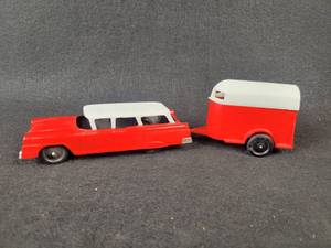 lot 960 image: Vintage Diecast Tootsie Toy FORD Station Wagon and Horse trailer