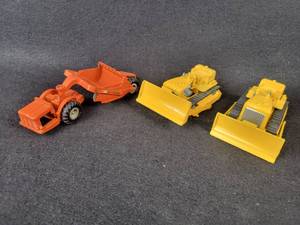 lot 958 image: Vintage Tootsie Toy Caterpillar Dozers and Matchbox Allis Chalmers 260 Scraper