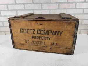 lot 952 image: Early Antique 24-Bottle GOETZ Brewing Company Wood Crate - St. Joseph, MO
