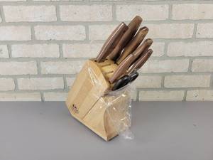 lot 557 image: Chicago Cutlery Knife Set in Wood Block - Unused - Missing (2) Knives