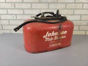 lot 581 image: Johnson Mile-Master 6-Gallon Marine Fuel Tank - NO SHIPPING