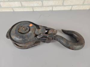 lot 608 image: 12-Ton Snatch Block with Hook - NO SHIPPING