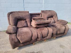 lot 611 image: Power Reclining Couch with Heat and Massage - NO SHIPPING