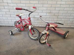 lot 619 image: Radio Flyer Childrens Bicycle and Tricycle - NO SHIPPING