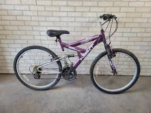 lot 622 image: Womens 26 NEXT Power Climber Mountain Bike - 18 Speed - NO SHIPPING