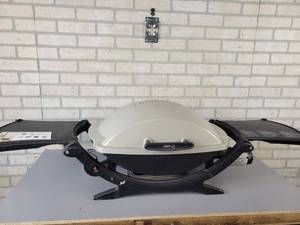 lot 638 image: Weber Tabletop Propane Grill - Tested and works - NO SHIPPING
