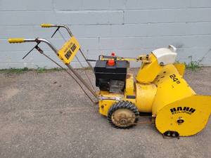 lot 639 image: Hahn-Eclipse 24 Snowblower with 7.0hp Tecumseh Engine - NO SHIPPING
