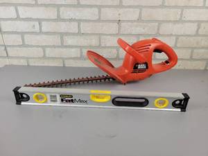 lot 664 image: Stanley FatMax 24 Aluminum Level and 16 Black & Decker electric Hedge Trimmer (Works) - NO SHIPPING
