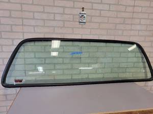 lot 683 image: Rear Glass with Seal from a 2003 FORD F350 - NO SHIPPING