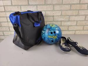 lot 733 image: GALAXIE 300 Bowling Ball, Shoes and Bag - NO SHIPPING