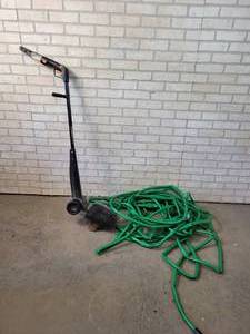 lot 736 image: Black & Decker 2.0HP electric Edger (Works) and Garden Hose - NO SHIPPING