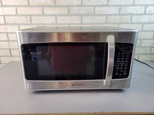 lot 740 image: EMERSON Microwave - Tested and Powers on - NO SHIPPING