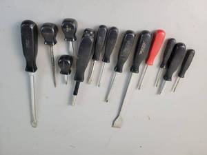 lot 750 image: (13) Snap On Screwdrivers