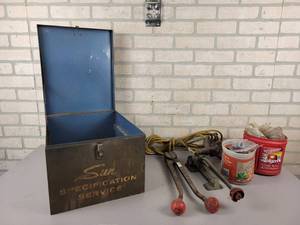 lot 791 image: Vintage SUN Steel Box, Steel Banding Ratchet and Crimper  Trouble Light - NO SHIPPING