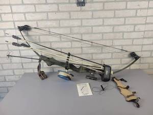 lot 796 image: PSE Pacer Bowfishing Compound Bow with Arrows and More - NO SHIPPING