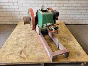lot 516 image: Fuller & Johnson Model 172216 Hit & Miss Engine - Motor Spins Freely - NO SHIPPING
