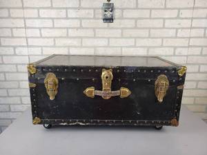 lot 824 image: Storage trunk on wheels - NO SHIPPING