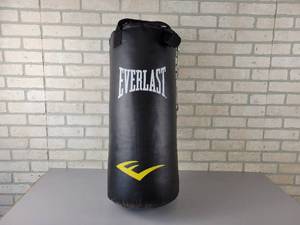 lot 858 image: Everlast Punching Bag - Nice Condition - Approx. 28 Tall x 12 Diameter - NO SHIPPING