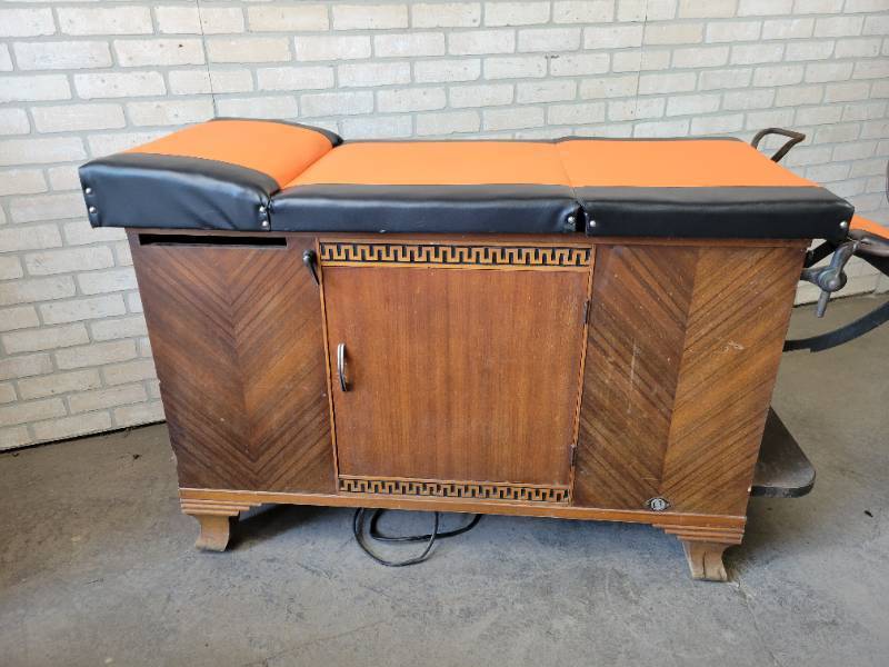 lot 36 image: Vintage Medical Exam Table - Hamilton Mfg. of Two Rivers, WI - Model No. 9466A-M4359 - NO SHIPPING