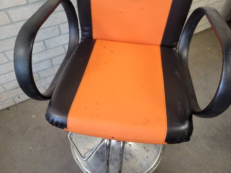lot 37 image: Vintage Salon Chair - Raise and Lower Work - NO SHIPPING
