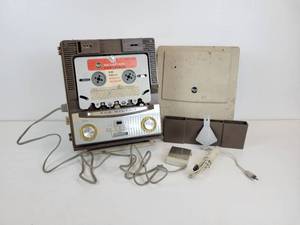 lot 66 image: Vintage RCA Victor Portable Tape Recorder - Model 1YB29A