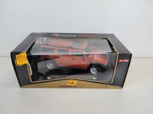 lot 91 image: Maisto Hummer H2 SUV, 118 Scale with a BONUS Showroom Display Unit