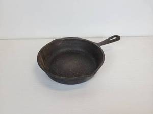 lot 100 image: 8 Cast Iron Skillet