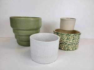 lot 124 image: Pair of Robinson Ransbottom Crocks, Haeger Planter 3789-8, and Unmarked White Crock