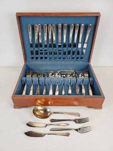 lot 163 image: WM Rogers Silver Plated Flatware in Case