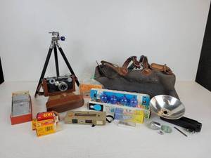 lot 168 image: Lot of Vintage Camera Equipment