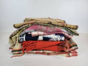 lot 212 image: Lot of Blankets and Linens - NO SHIPPING