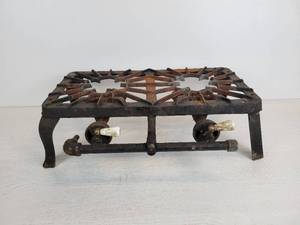 lot 262 image: Chicago Hardware Foundry - Favorite #77 Cast Iron Stove - NO SHIPPING
