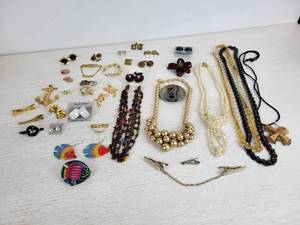 lot 273 image: Lot of Vintage and Modern Jewelry