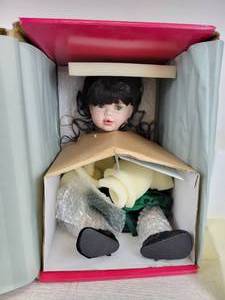 lot 278 image: Marie Osmond Fine Collectibles Katie Sue Happy Holidays - Item #C3977000000