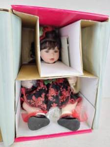 lot 279 image: Marie Osmond Fine Collectibles Katie Sue Grandmas Rose Garden - Item #C2090000000