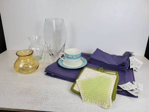 lot 291 image: Lot of Home Dcor - Brand New Placemats with Coordinating Cloth Napkins, Vases, and More - NO SHIPPING
