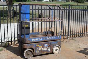 Upright TM12 Electric Mast Lift