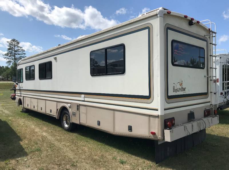 lot 4 image: 1995 Fleetwood Bounder 35 RV