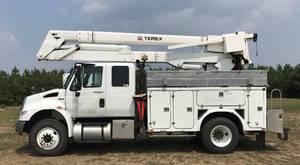 lot 1 image: 2009 International Dura Star 4400 Boom Truck