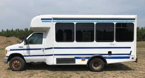 lot 2 image: 2002 Ford Econoline E450 SD Bus