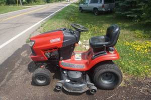 lot 3 image: Craftsman Model T3200 Riding Lawn Mower Garden Tractor
