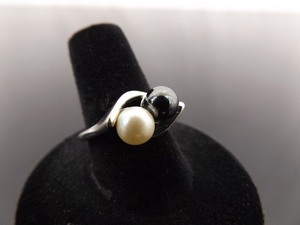 .925 Sterling Silver Black and White Pearl Ring Size 8.25