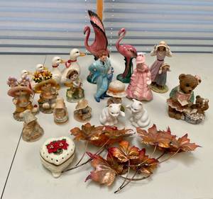 lot 106 image: Lot of Various Vintage Collectible Figurines. 