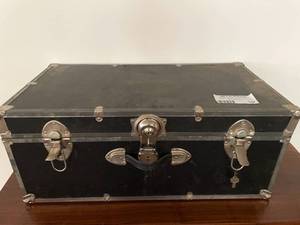 lot 128 image: Vintage LuggageStorage Chest with Key