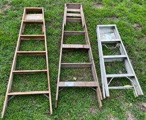 lot 133 image: Lot of 3 Step Ladders - 2 Wooden 1 Metal