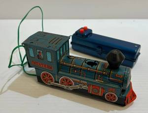 lot 22 image: Vintage Marx Tin Battery Operated Train
