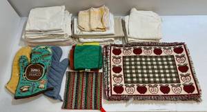 lot 140 image: Goup Of Misc. Kitchen Towels, Wash Rags, Pot Holders And More