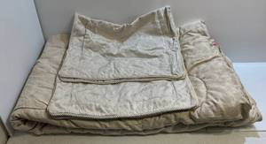 lot 221 image: Large King Size Bed Comforter