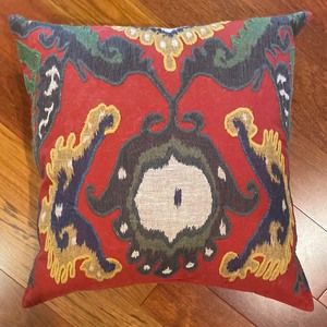 lot 37 image: Four Decorative Accent Pillows