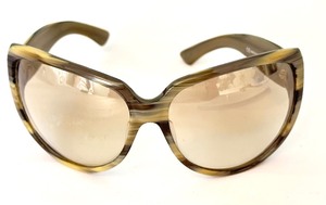 lot 56 image: Pair of Womens Gucci Sunglasses